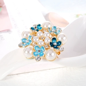 Elegante broche floral azul con perlas y diamantes en base de aleación dorada