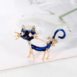 Broche chat en émail bleu avec strass blancs et yeux en pierres vertes sur métal doré