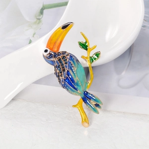 Eleganter Tukan Vogel Brosche mit farbigem Emaille-Verlauf und blauen Strasssteinen auf Ast