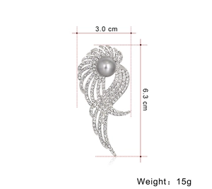 Vue détaillée de la broche aile argentée avec perle grise et strass, taille 3,0 cm x 6,3 cm