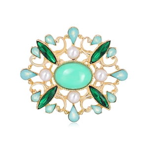 Spilla barocca vintage con pietra in resina verde menta, perle e gemme su base dorata