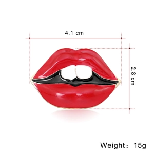 Broche lèvres rouges sexy en émail avec des dimensions de 4,1 cm de large et 2,8 cm