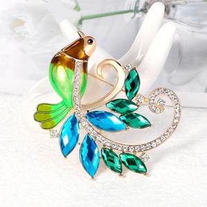 Élégante broche phénix en émail vert avec gemmes marquise et cristaux sur mannequin