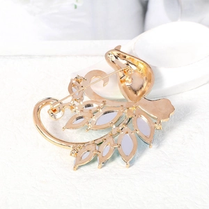 Broche phénix doré élégante avec cristaux gouttes verts et fermeture à épingle sûre
