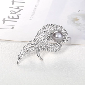 Élégante broche aile en argent avec strass brillants et une grande perle grise