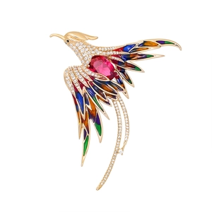 Broche phénix élégante avec plumes en émail multicolore et grand cristal rouge central