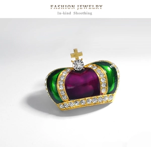 Dettaglio della spilla a corona vintage con smalto viola e strass di cristallo lucido