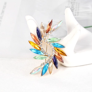 Élégante broche fleur rotative avec cristaux multicolores sur une base dorée chic