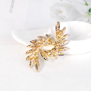 Broche feuille dorée avec mécanisme de fermeture détaillé sur fond blanc élégant