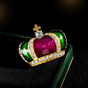 Spilla vintage a corona reale in lega dorata con smalto verde e cristalli rossi