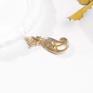 Broche chat en alliage doré vue de dos avec épingle de sûreté sur fond blanc élégant