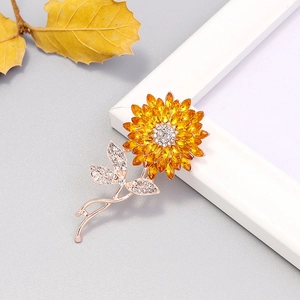 Détail de la broche tournesol avec pierres marquises jaunes et cristaux blancs pavés