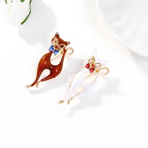 Broche chat vintage émaillée marron et blanc avec nœud brillant et accent de pierre rouge