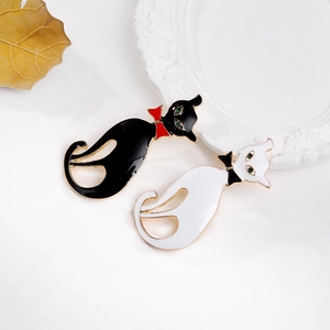 Paire de broches chat mignon en émail avec nœuds papillon et yeux en strass verts