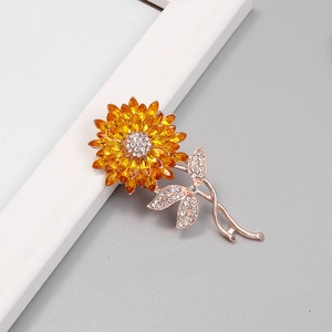 Broche tournesol raffinée avec gemmes jaunes et détails en cristal sur métal or rose