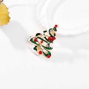Détail de la broche sapin de Noël avec émail vert, placage or et cristaux scintillants
