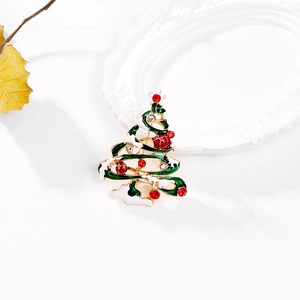 Vue détaillée de la broche sapin de Noël en émail avec détails verts et strass