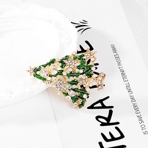 Broche sapin de Noël scintillante avec émail vert et étoiles en strass sur base dorée