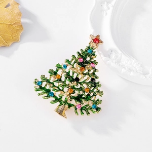 Detail der Weihnachtsbaum Brosche mit grünem Emaille und bunten Strasssteinen auf Gold