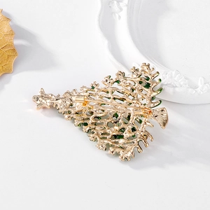 Goldene Weihnachtsbaum-Brosche mit grünem Emaille-Dekor und hohl geschnitztem Stern