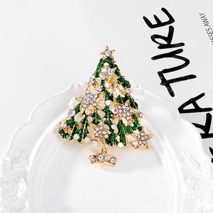 Vue macro d'une broche sapin de Noël avec émail vert émeraude et strass scintillants