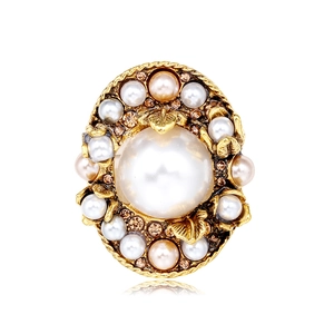 Vintage Artificial Baroque Pearl Brooch With Rhinestone Elegant Palace Style Oval Pin For Women Suits Coats Accessories Antique Gold