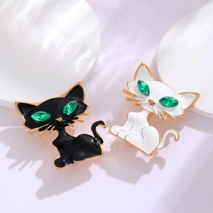 Set di spille a forma di gatto minimalista con occhi in gemma verde su base tonda
