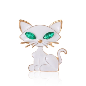 Spilla gatto minimalista in smalto bianco con occhi di gemme verdi e cornice d'oro