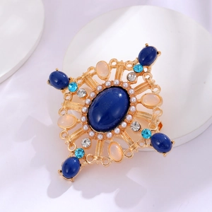 Barocke Kreuzbrosche mit blauem Lapis-Imitat, Perlen und Strass auf goldener Basis
