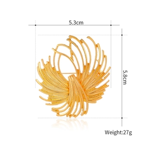 Élégante broche fleur dorée en forme d'éventail avec pompons pour manteaux de style français