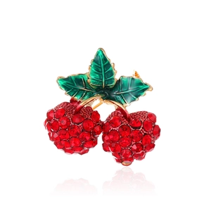 Broche cerise élégante avec cristaux rouges et émail vert sur base dorée
