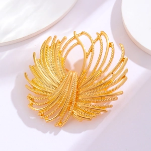 Broche fleur française élégante plaquée or avec texture vintage pour manteau et tailleur