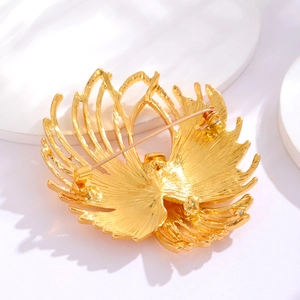 Élégante broche fleur à franges françaises dorées avec relief vintage sur socle blanc