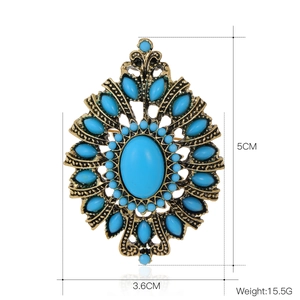 Vintage-Brosche im Bohème-Stil mit blauen Steinen und antikem Gold-Hohlmuster