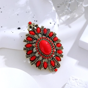 Vintage Brosche im königlichen Stil mit roten Edelsteinen und goldenem Design