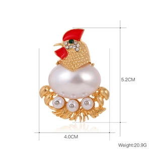 Broche de gallo vintage en aleación dorada con perla grande y detalles de esmalte