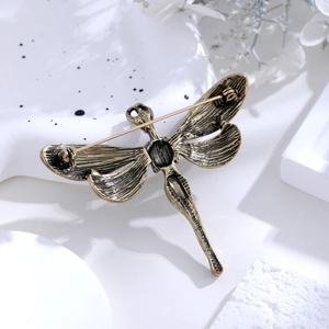 Broche libellule dorée vintage avec texture d'ailes détaillée et fermeture sécurisée