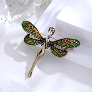 Broche libellule vintage avec corps de forme féminine et ailes colorées translucides