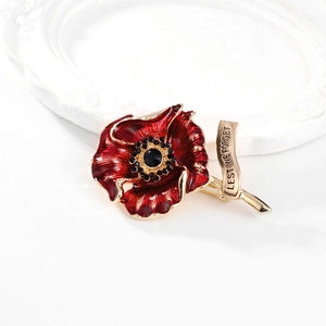 Detail der roten Emaille Mohnblumen Brosche mit goldener Lest We Forget Gravur