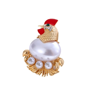 Broche de gallo vintage dorado con cuerpo de perla y acentos de strass brillantes