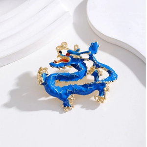 Broche dragon chinois en émail bleu avec détails dorés et yeux en strass rouges fins
