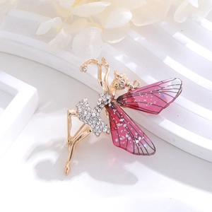 Makro-Detail der eleganten Ballerina-Brosche mit rosa Harzflügeln und funkelnden Kristallen