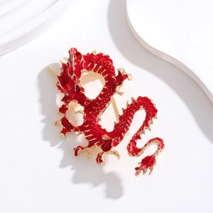 Élégante broche dragon chinois plaqué or avec émail rouge vif et écailles détaillées