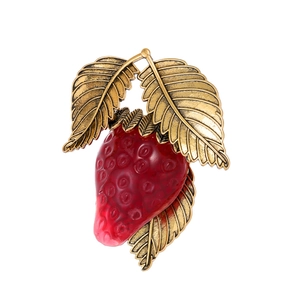 Vintage Jelly Resin Strawberry Brooch Gold Leaf Sweet Fruit Corsage For Women Coat Cardigan Pin Fashion Accessories