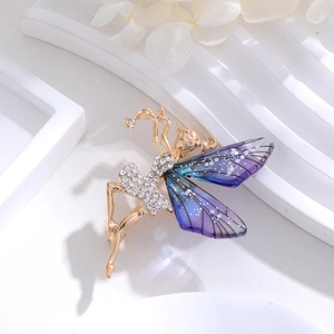 Detail der eleganten Ballerina-Brosche mit blau-violettem Verlauf und funkelnden Strasssteinen