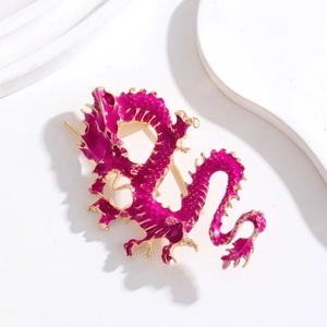 Détail d'une broche dragon en émail rose avec écailles et placage doré luxueux