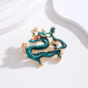 Détail de la broche dragon chinois en émail vert avec placage or et écailles précises