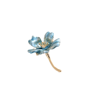 Broche fleur bleue élégante de style coréen avec tige dorée et finition émail sur blanc