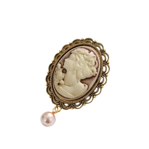 Franse vintage reliëfbroche met ivoren profiel en hangende roze parel hanger luxe