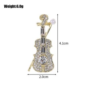 Broche violon dorée élégante avec strass et perle, dimensions 4,1 cm x 2,0 cm chic